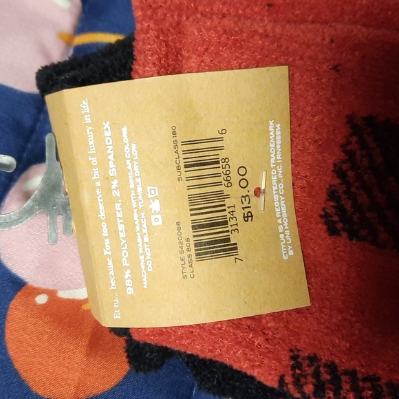 2 Pack of Fuzzy Socks - Picture 3 of 3